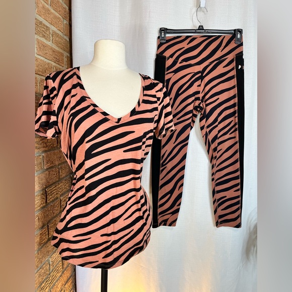 Victoria's Secret Pink V-neck short-sleeve T-shirt Salmon/black Tiger print - L - Picture 5 of 5